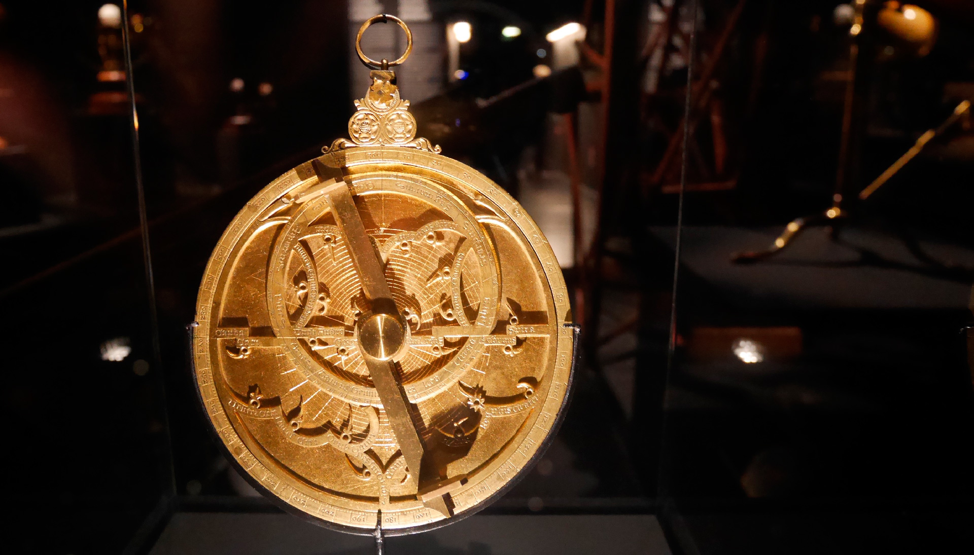 Astrolabe exposé au Musée des Arts et Métiers