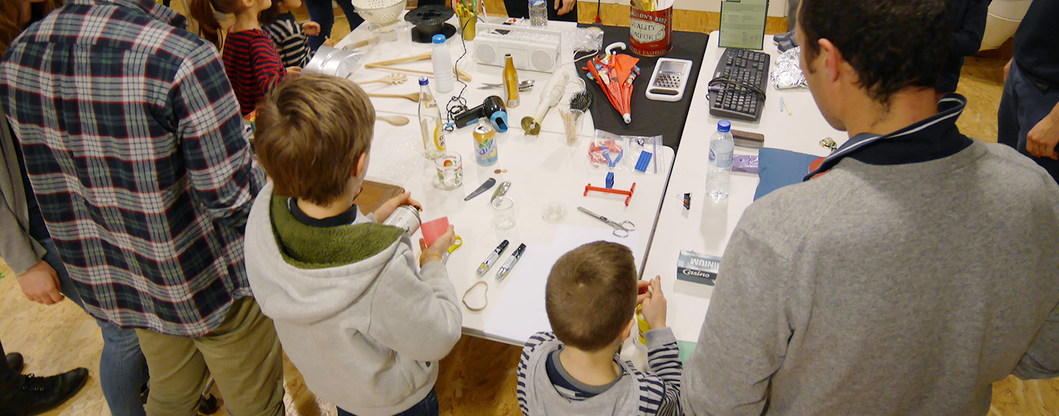 Les participants découvrent les objets proposés à la manipulation pendant l'atelier